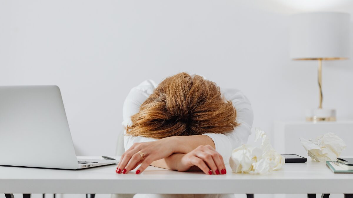 Persona colpita da change fatigue in contesto lavorativo